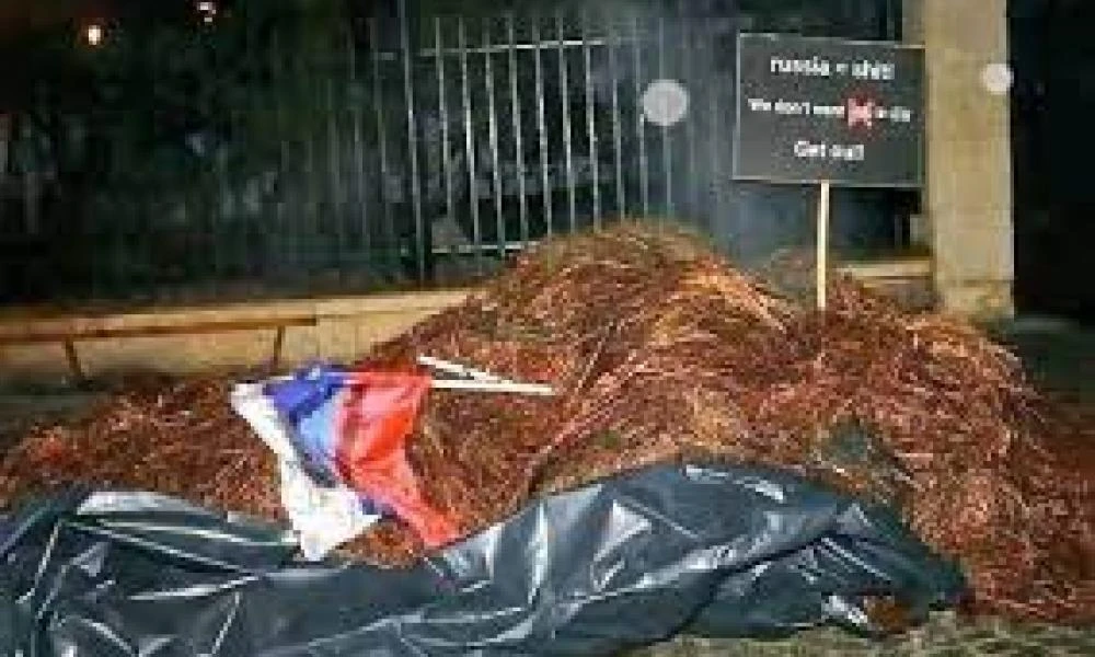  Διαδηλωτές πέταξαν κοπριά έξω από την κατοικία του πρεσβευτή της Ρωσίας στην Πολωνία (Βίντεο)